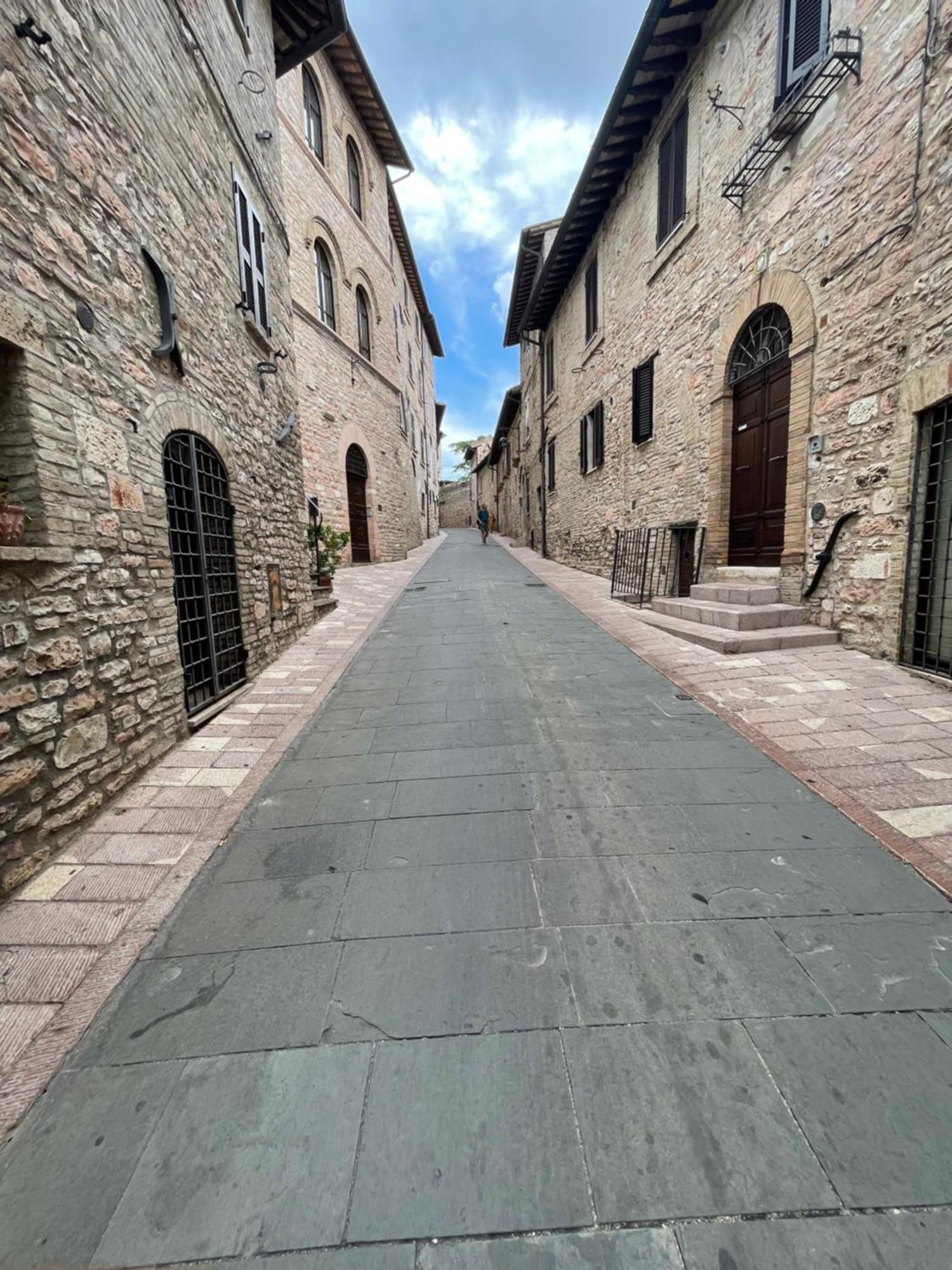 Апартаменты Happy House - Porta San Giacomo Ассизи Экстерьер фото