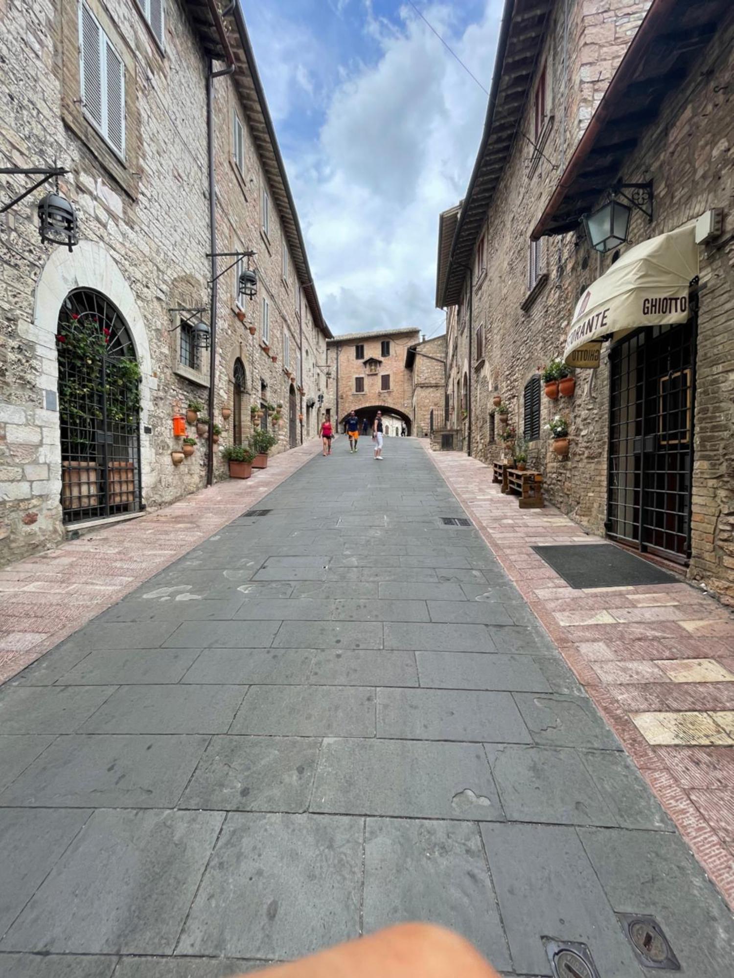 Апартаменты Happy House - Porta San Giacomo Ассизи Экстерьер фото